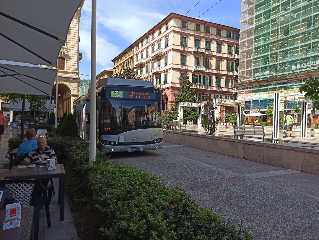 Obus Nr. 819 vom polnischen Typ Solaris Trollino 12 auf der Piazza Guiseppe Verdi